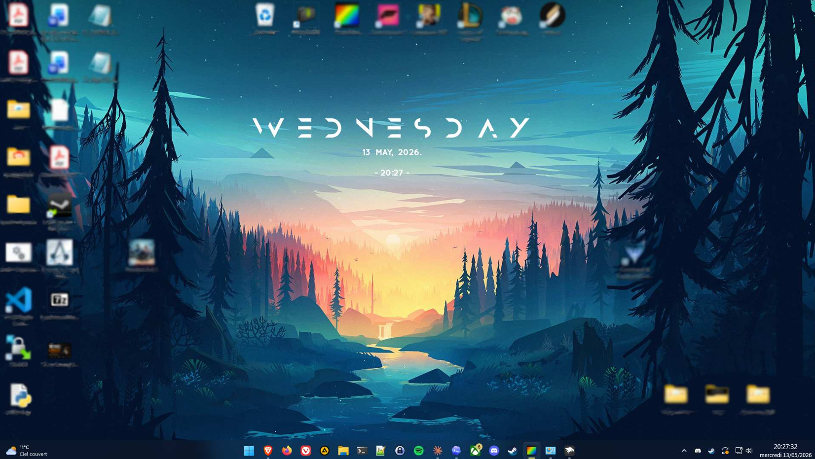 Bureau Windows 11 personnalisé avec une horloge Rainmeter au centre